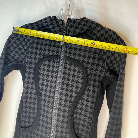 LULULEMON scuba hounds tooth hens foot pattern black and grey grunge sweater - Picture 4 of 12